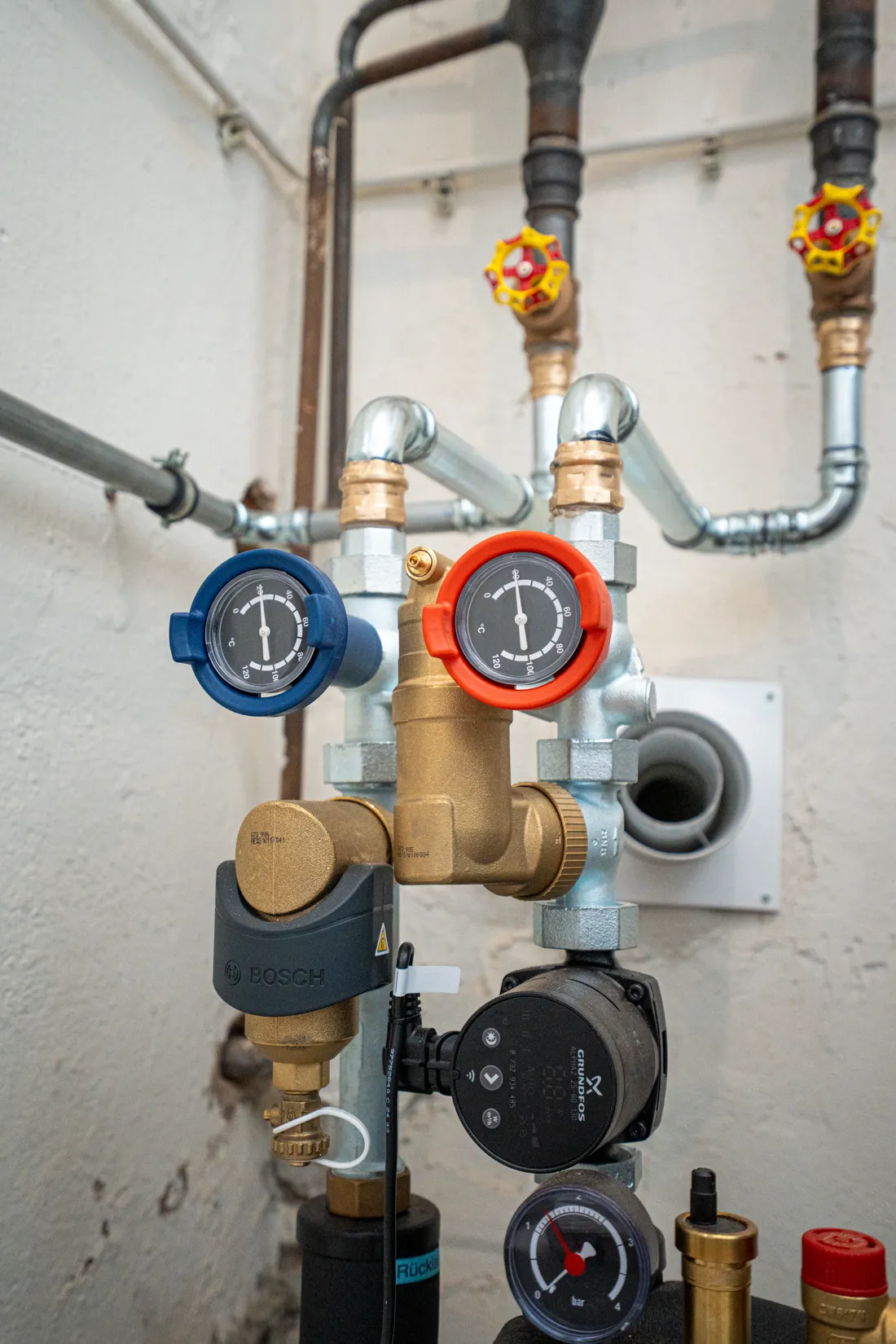 Neue Installationsgruppe mit Armaturen und Manometern