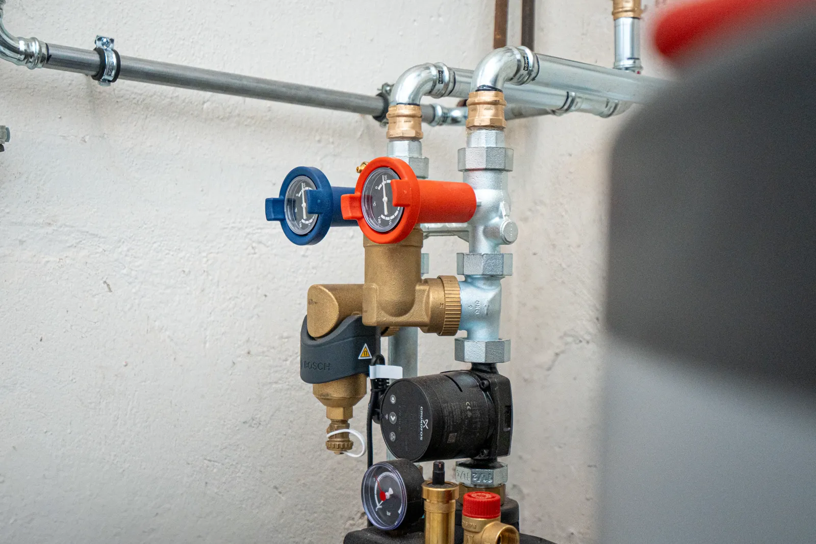 Saubere Rohr- und Pumpeninstallation