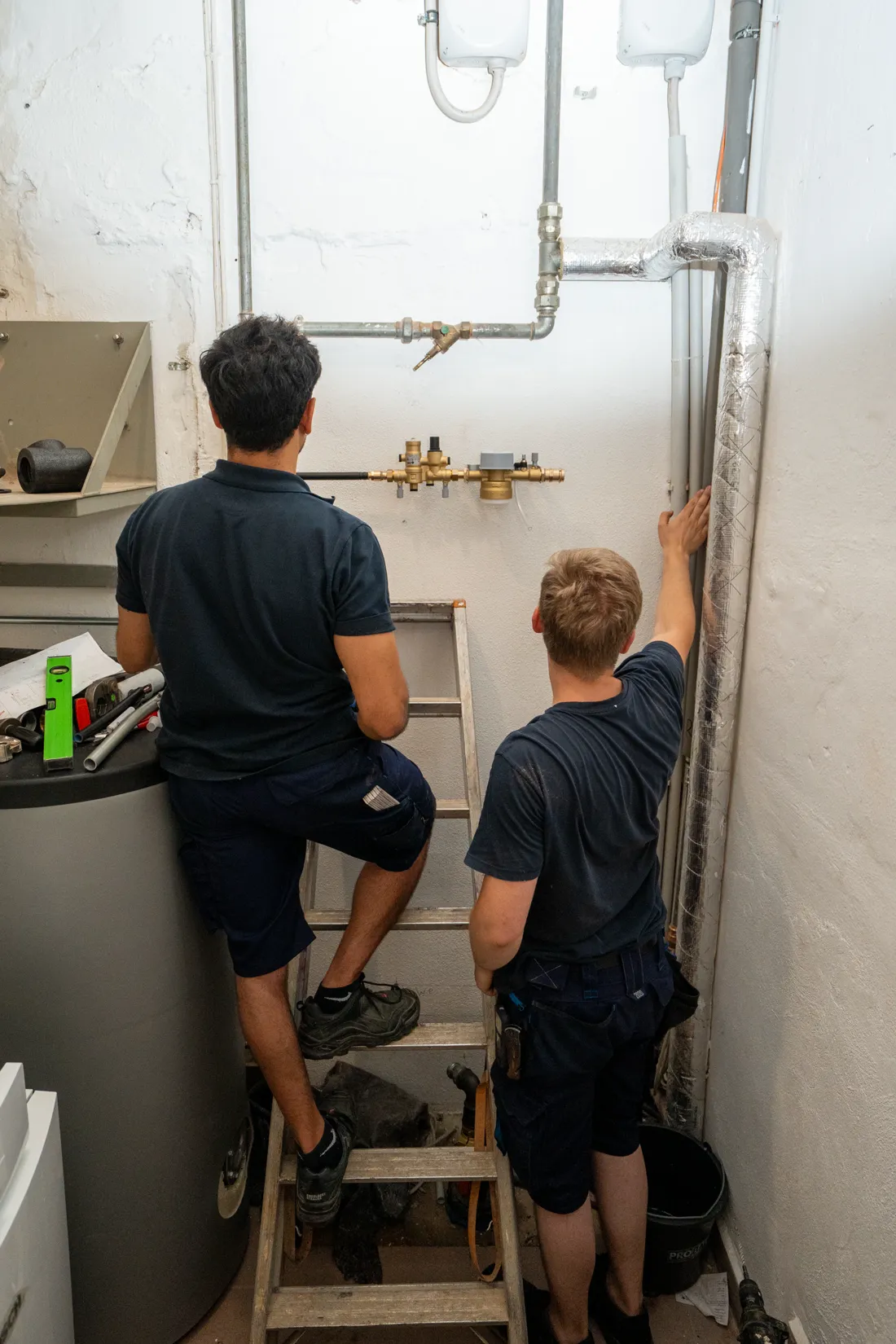Monteur bei der Leitungsinstallation