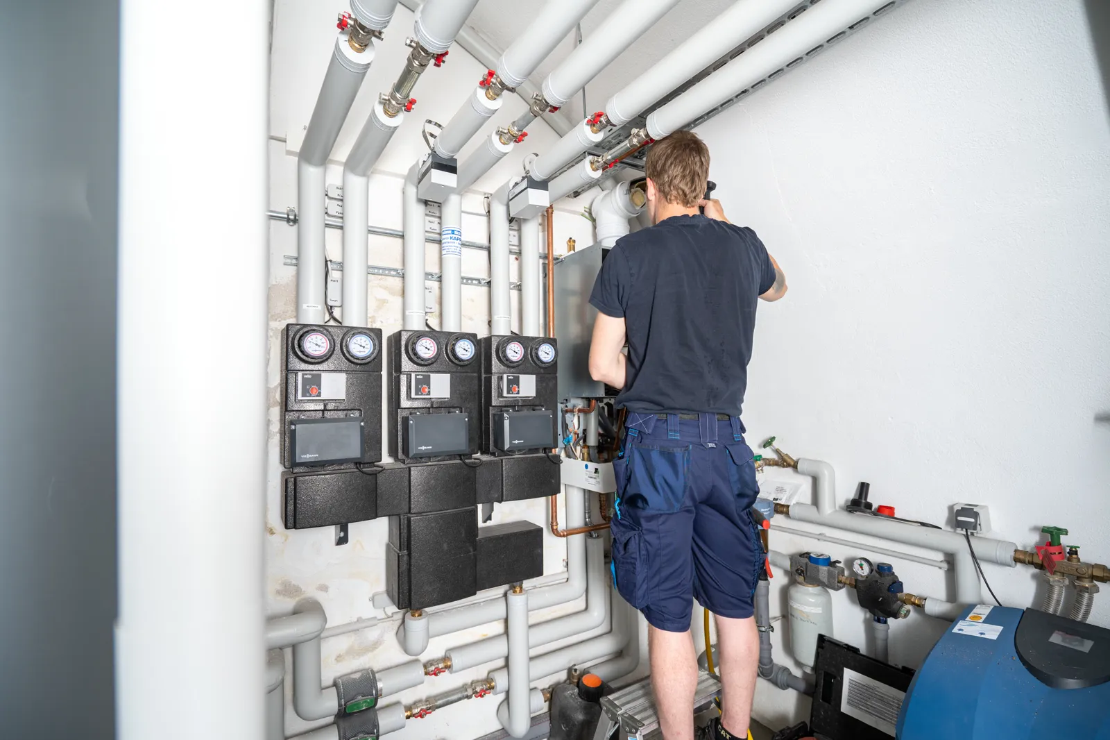 Technikraum mit moderner Heizungsverteilung